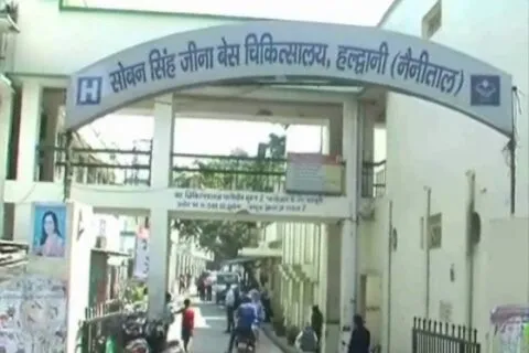 हल्द्वानी: बेस अस्पताल में मशीनें डायलिसिस पर, 12 मशीनें खराब, 22 से चल रहा जोड़तोड़ से काम