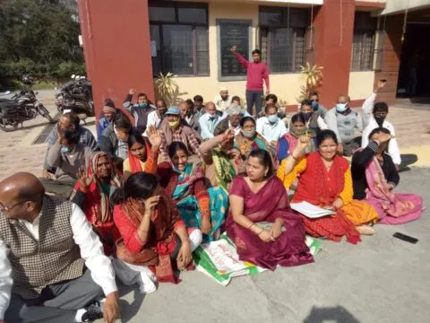 हल्द्वानी: हाथियों से परेशान ग्रामीण वन संरक्षक कार्यालय में धरने पर बैठे, सोलर फेंसिंग लगाने की मांग