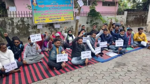 हल्द्वानी: धामी सरकार पर लगाया वादा खिलाफी का आरोप, दोबारा धरने पर बैठे सफाई कर्मचारी