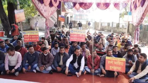 धामी सरकार के खिलाफ HP के कर्मचारियों ने भरी हुंकार, 24 घंटे के रोजगार जागरण पर बैठे