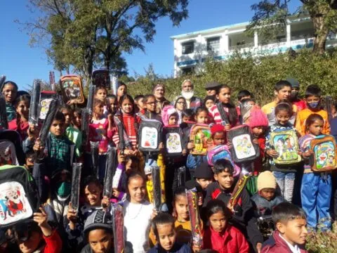 पिथौरागढ़: बैग और छाता पाकर खिले बच्चों के चेहरे, जताया आभार