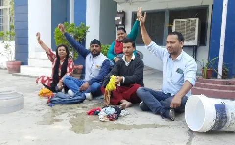 हल्द्वानी: पेयजल किल्लत से जूझ रहे लोग, अधिशासी अभियंता के दफ्तर के सामने कपड़े धोकर जताया विरोध