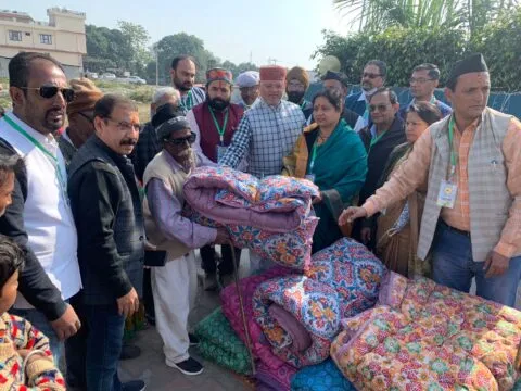 हल्द्वानी: असहायों को ठंड से बचाने के लिए आगे आया सारथी परिवार, बांटे कंबल