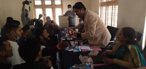 हल्द्वानी: क्षेत्र पंचायत की बैठक में हंगामा, अधिकारियों के न पहुंचने पर बैठकर छोड़कर चले गए सदस्य