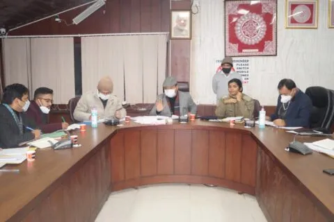 नैनीताल: हिमपात और ओलावृष्टि के दौरान बचाव कार्यों की हुई समीक्षा, जिलाधिकारी ने दिए निर्देश