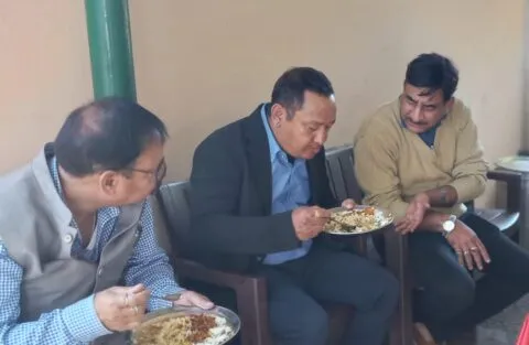 हल्द्वानी: थाल सेवा के काउंटर पर पहुंचे जिलाधिकारी धीराज गर्ब्याल, खाना खाकर कही यह बात