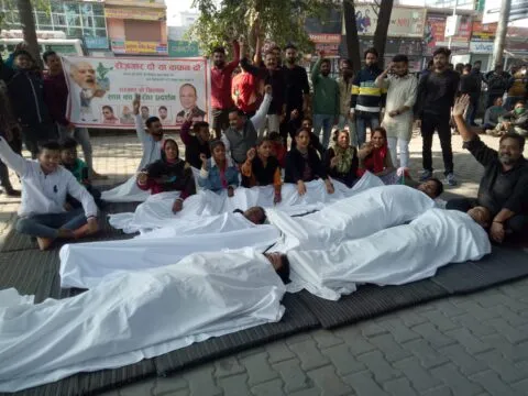हल्द्वानी: सपाइयों ने ओढ़ा कफन, बोले- सरकार ने कर दीं उम्मीदें दफन