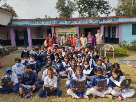 हल्द्वानी: ठंड में स्वेटर पाकर खिले जरूरतमंद बच्चों के चेहरे
