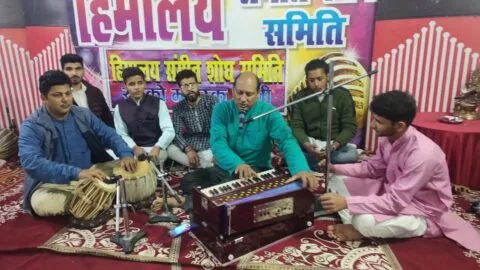 हल्द्वानी: कुमाऊं में बैठकी होली का हुआ आगाज, हिमालय संगीत शोध समिति में शास्त्रीय गायकों ने बांधा समा