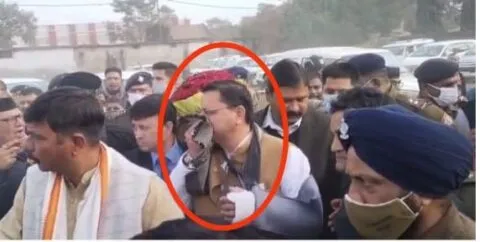 हल्द्वानी: बगैर मास्क पहने पहुंचे मुख्यमंत्री धामी, धूल उड़ी तो नाक में लगाया मफलर, कितनी बार लगाया… देखें Video