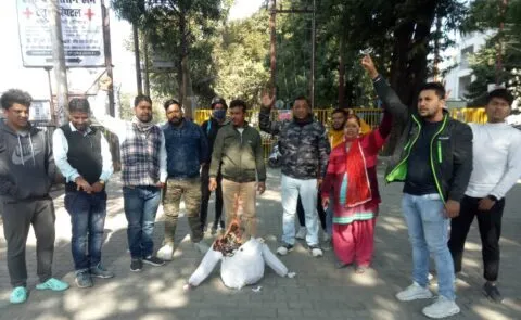 हल्द्वानी: भोजनमाता विवाद पर भड़के कांग्रेसी, फूंका राज्य सरकार का पूतला