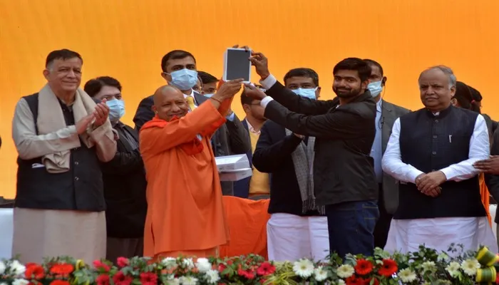 यूपी: सीएम योगी ने छात्रों को बांटे स्मार्टफोन और टैबलेट