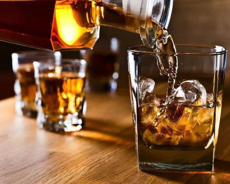 बरेली: दफ्तर में जाम छलका रहा था रेलवे का टेक्नीशियन