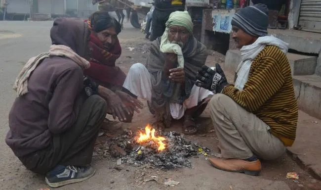 पहाड़ों में हुई बर्फबारी से दिल्ली में बढ़ी ठंड, न्यूनतम तापमान 6.4 डिग्री सेल्सियस पहुंचा