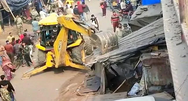 मुरादाबाद : निगम की जेसीबी ने फ्लाईओवर के नीचे 10 खोखे, 15 झुग्गी-झोपड़ी तोड़ीं, हंगामा