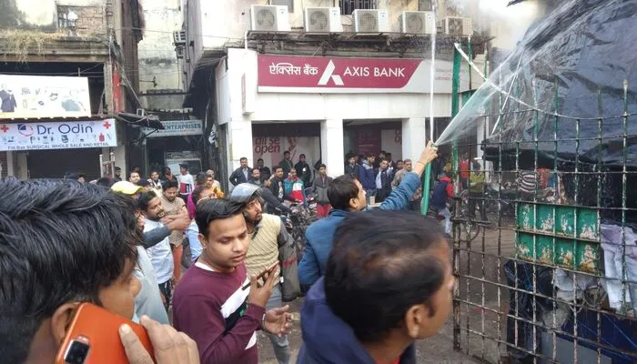 लखनऊ: अमीनाबाद के कूल कॉर्नर में लगी भीषण आग, लाखों का हुआ घाटा