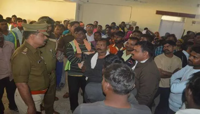 अयोध्या: अंदर बोर्ड की बैठक और बाहर सफाई कर्मियों का हंगामा, जानें क्या है पूरा मामला?