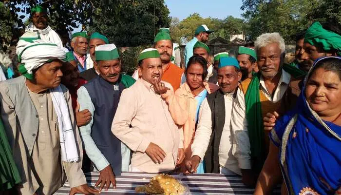 अयोध्या में गुड़ का केक काट मनाया गया नरेश टिकैत का जन्मदिन