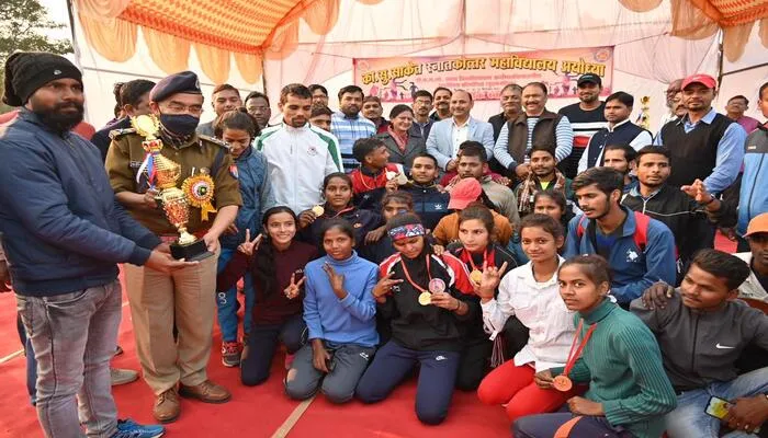 अयोध्या: अंतर महाविद्यालय एथलेटिक्स प्रतियोगिता के समापन समारोह में पहुंचे पुलिस महानिरीक्षक