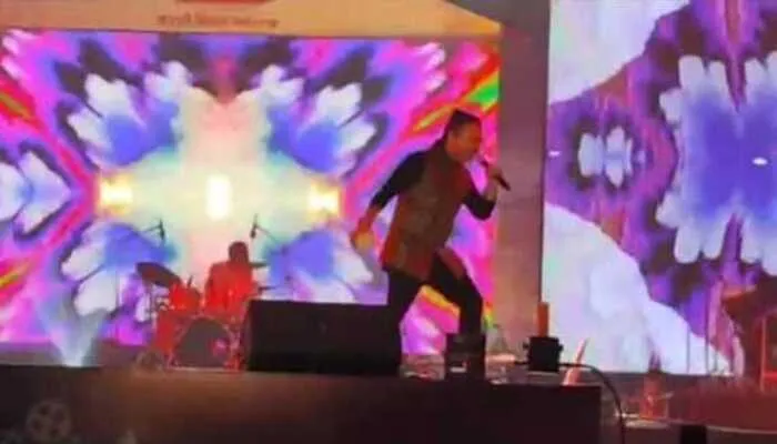 काशी फिल्म फेस्टिवल: कैलाश खेर के गीतों पर जमकर झूमा बनारस, देखें वीडियो