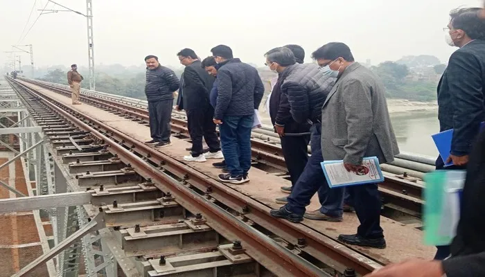 अयोध्या-प्रयागराज रेल मार्ग पर इलेक्ट्रिक ट्रेन संचालन की तैयारियां जोरों पर, परखी गई व्यवस्थाएं