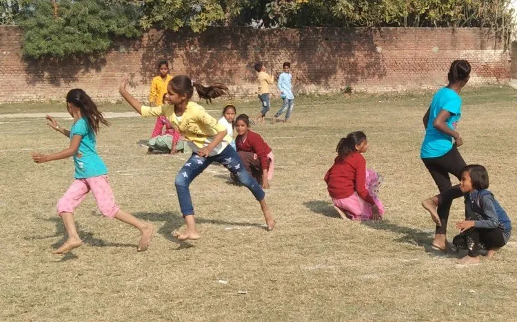 बरेली: अव्यवस्था के बीच खेले बच्चे, अफसर बजट का रोना रोते रहे