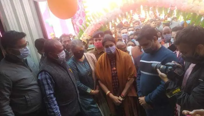 रायबरेली: केंद्रीय मंत्री स्मृति ईरानी ने डीह सीएचसी में ऑक्सीजन प्लांट का किया शुभारंभ