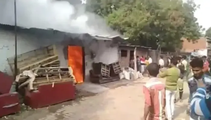 कानपुर: शॉर्ट सर्किट से फर्नीचर गोदाम में लगी आग, आधे घंटे बाद पहुंची फायर ब्रिगेड की गाड़ी