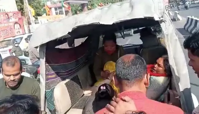 लखनऊ: पीड़िता ने विधानभवन के सामने किया आत्मदाह का प्रयास, पुलिस ने बचायी जान