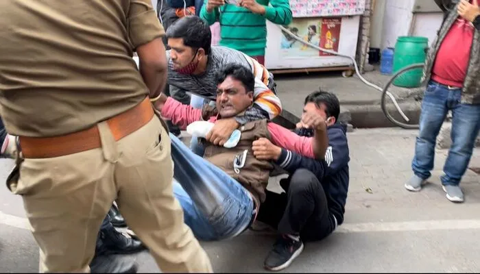लखनऊ: बीजेपी कार्यालय के बाहर शिक्षक और अभ्यर्थियों ने किया धरना प्रदर्शन