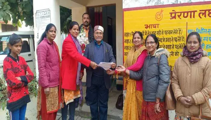अयोध्या: शिक्षिकाओं की समस्याओं के निस्तारण को लेकर खंड शिक्षा अधिकारी को सौंपा गया ज्ञापन
