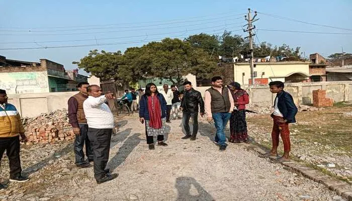 बाराबंकी: टेरा गांव में बनेगा ओपन गेम जिम, एसडीएम ने देखी जमीन
