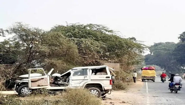 हरदोई: कंटेनर की टक्कर से बोलेरो सवार युवक की हुई मौत, दो घायल