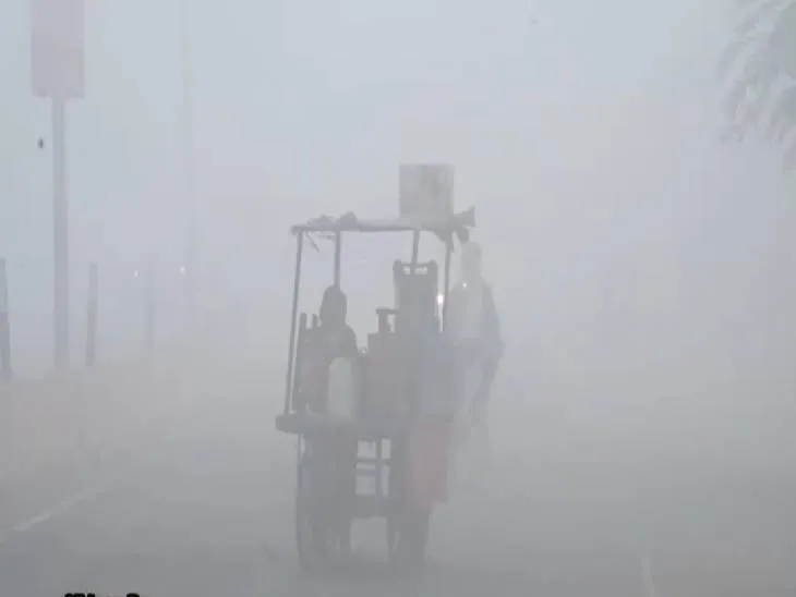 घने कोहरे में ओझल सी दिखी राजधानी, तापमान में आई गिरावट