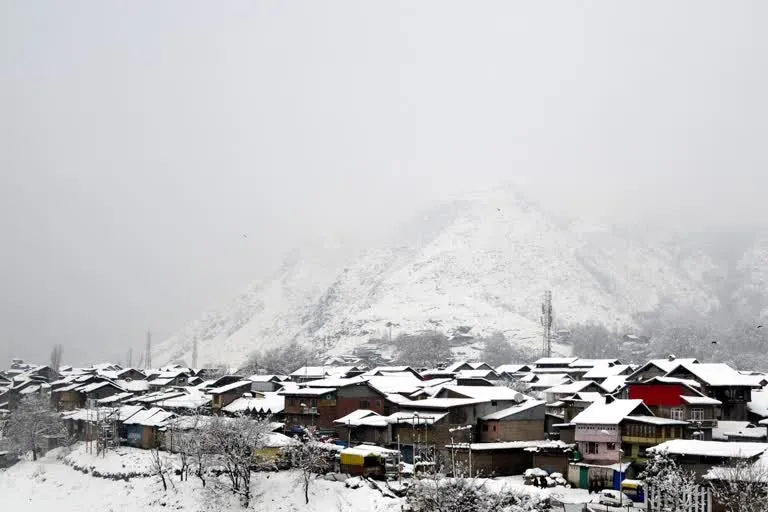 कश्मीर में ऊंचाई वाले इलाकों में तीन इंच तक हुई बर्फबारी, ‘चिल्लई कलां’ का दौर हुआ शुरू