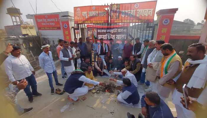 गोरखपुर: कांग्रेसियों ने बीजेपी के लिए किया सदबुद्धि यज्ञ, प्रायश्चित यात्रा निकाल किया विरोध
