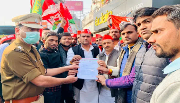 कानपुर: बैंकों व ऑर्डिनेंस फैक्ट्री के निजीकरण निगमीकरण के विरोध में एसीपी को दिया गया ज्ञापन