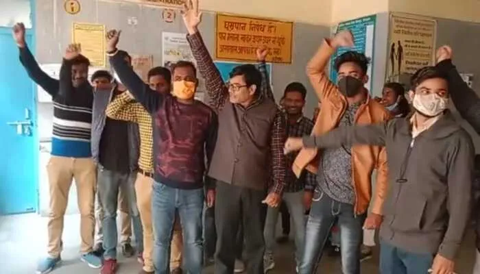 अयोध्या: फार्मासिस्टों ने दो घंटे का किया कार्य बहिष्कार, जानें क्यों?