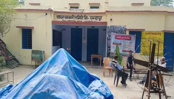 रायबरेली: खरीद बंद होने से खुले में पड़ा है धान, किसान हुए परेशान