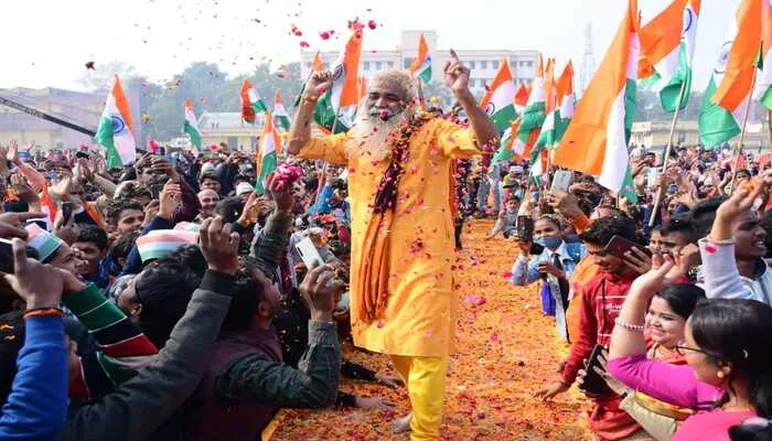 बाराबंकी: केडी सिंह बाबू स्टेडियम में आयोजित हुआ बाबा सत्यनारायण का रंगारंग कार्यक्रम