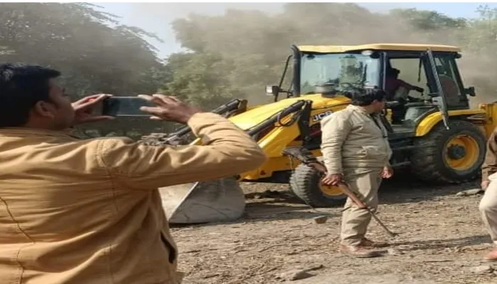 अवैध रूप से चल रही कोयले की 13 भट्ठियों को गिराकर की गई बड़ी कार्रवाई