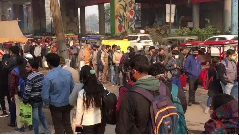 कोविड पाबंदियां: दिल्ली के मेट्रो स्टेशनों के बाहर लगातार दूसरे दिन भी बना रहा लंबी कतारों का सिलसिला