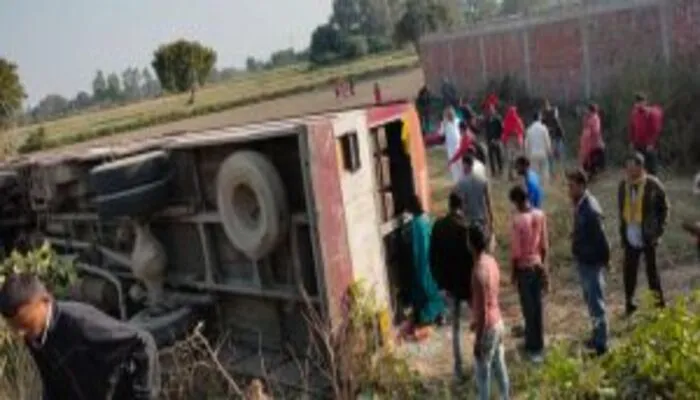 रायबरेली: टक्कर के बाद रोडवेज बस खंती में पलटी, कई लोग हुए घायल