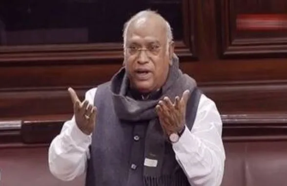 खड़गे ने मोदी सरकार पर साधा निशाना, बोले- रसोई गैस का फैसला वोट पाने का चुनावी तोहफा
