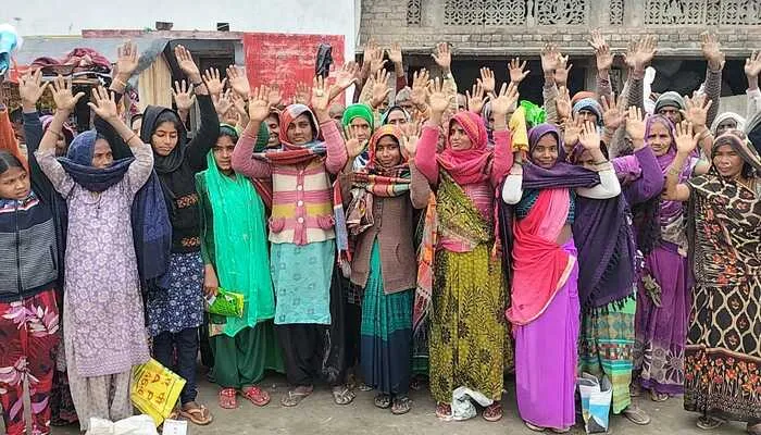 बहराइच: खाद्यान्न न मिलने से नाराज महिलाओं ने कोटेदार के विरुद्ध किया प्रदर्शन
