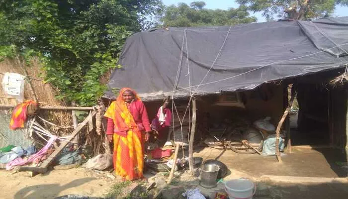अयोध्या:  कच्चा मकान गिरने के बाद खुले आसमान में जीने को मजबूर, जानें पूरा मामला…