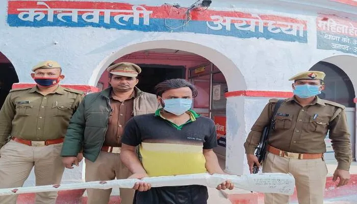 अयोध्या: पत्नी को धमकाते हुए आरोपी को पुलिस ने किया गिरफ्तार, जानें क्या है पूरा मामला