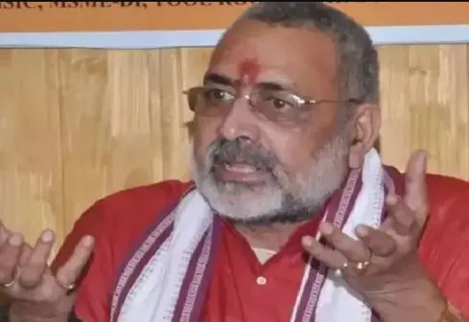 गिरिराज सिंह का विपक्ष पर प्रहार: लोकतंत्र की दुहाई देने वाले सदन में स्वराज्य को करते हैं तार-तार