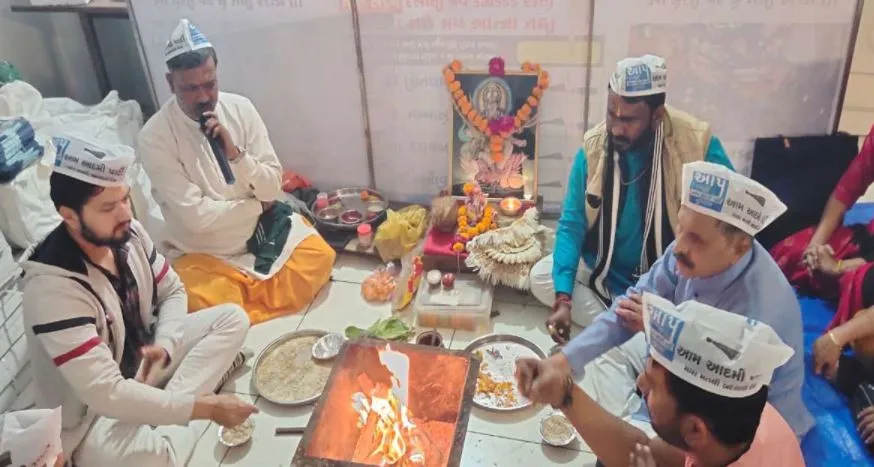 गुजरात परीक्षा पत्र लीक: भूख हड़ताल पर बैठे आप नेता अस्पताल में भर्ती, पार्टी ने किया ‘यज्ञ’