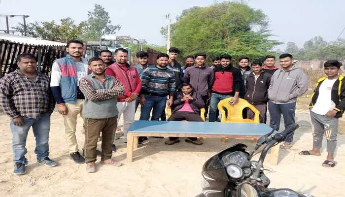 अमेठी: बिजली की शिकायत को लेकर ग्रामीण पहुंचे पावर हाउस